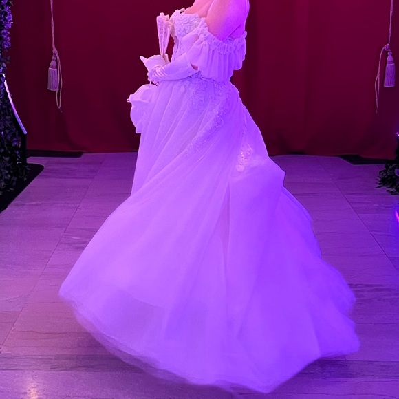 White floor length gown with cold shoulder sleeves and a train
Size 6 - Picture 7 of 7